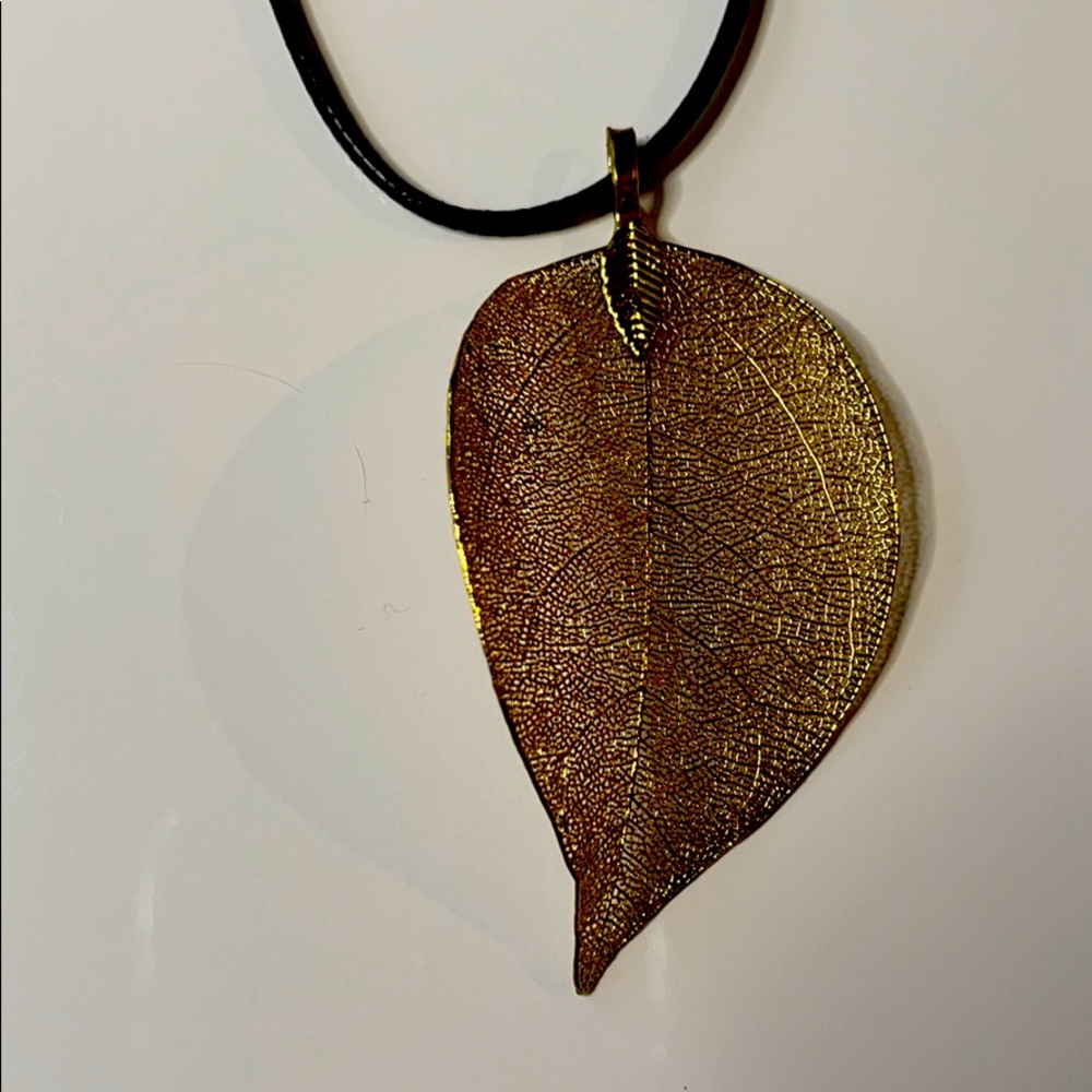 Golden necklace. New never warn